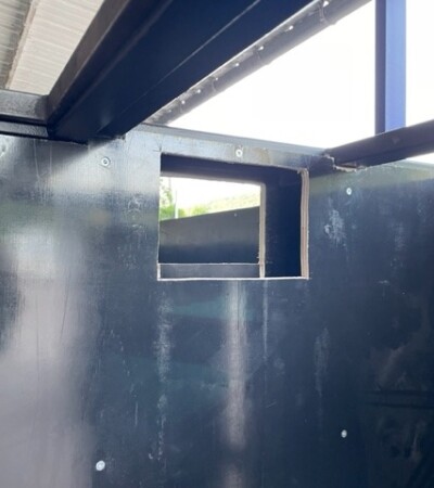 Ouverture pour la machinerie d'une piscine en container Ouverture pour la machinerie d'une piscine en container