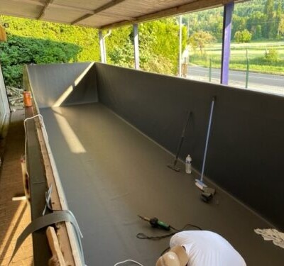 Pose d'une membrane armée dans une piscine container Pose d'une membrane armée dans une piscine container