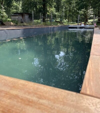 Piscine en container installé dans un jardin ombragé. Piscine en container installé dans un jardin ombragé.