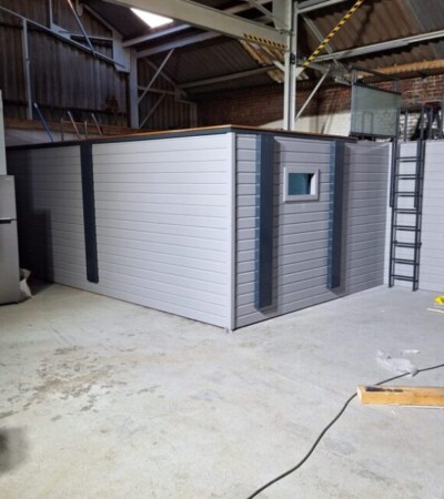 Installation dans un Showroom d'une piscine container, vu sur le lambris extérieur. Installation dans un Showroom d'une piscine container, vu sur le lambris extérieur.