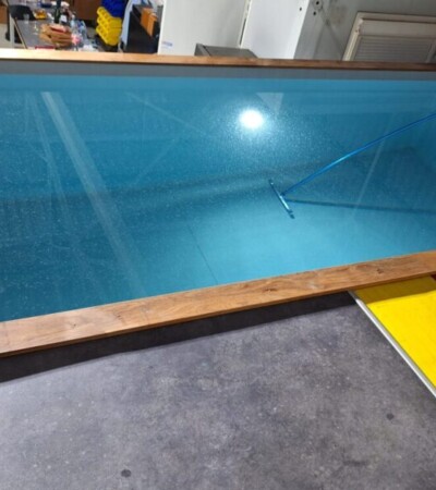 Une piscine en container installée et remplit dans un showroom Une piscine en container installée et remplit dans un showroom