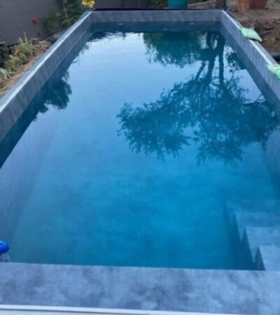 Piscine container enterrée rempli d'eau Piscine container enterrée rempli d'eau