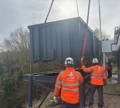 Accès difficile ? Nos piscines s'adaptent à tous les terrains avec nos charpentes métalliques